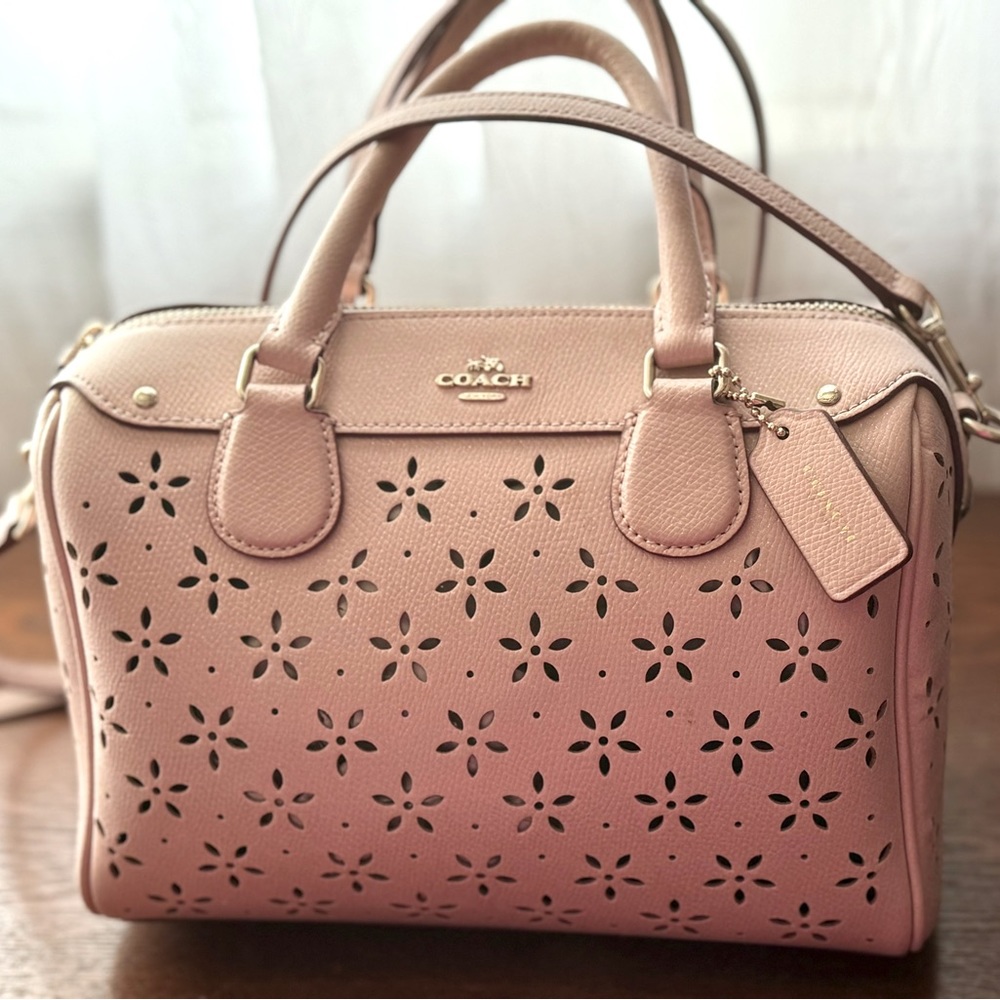 Coach all leather handbag in Baby Pink